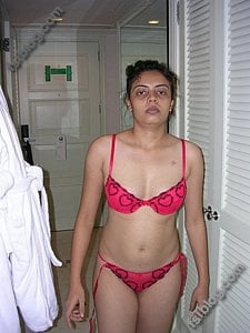 Desi bhabhi from Surat hot strip show picture gallery exposed!