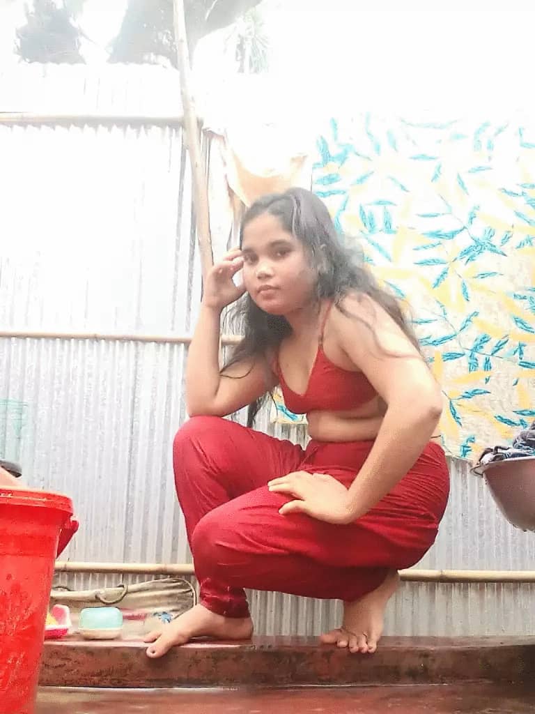 Sexy chubby Desi girl naked pussy show outdoors