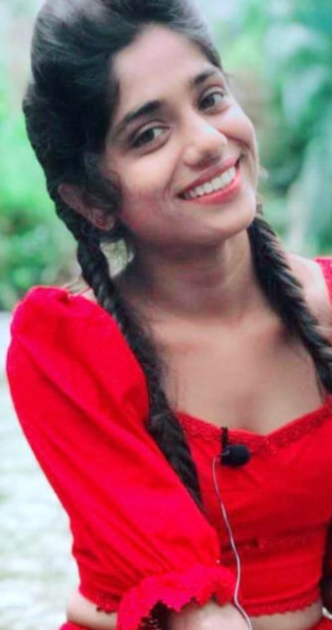 Lankan 19yo teen Tamil girl naked selfies gallery
