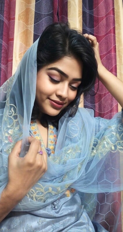 Short haired Bangla girl naked pussy fingering