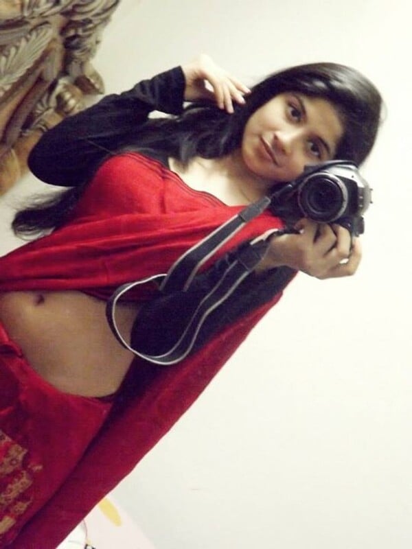 Cute girl stripping saree and nipple slip pic