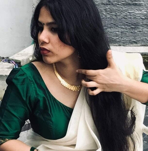 Gorgeous mallu girlfriend boobs showing to lover