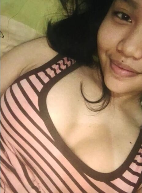 Cute Northeast girl topless photos shared with lover