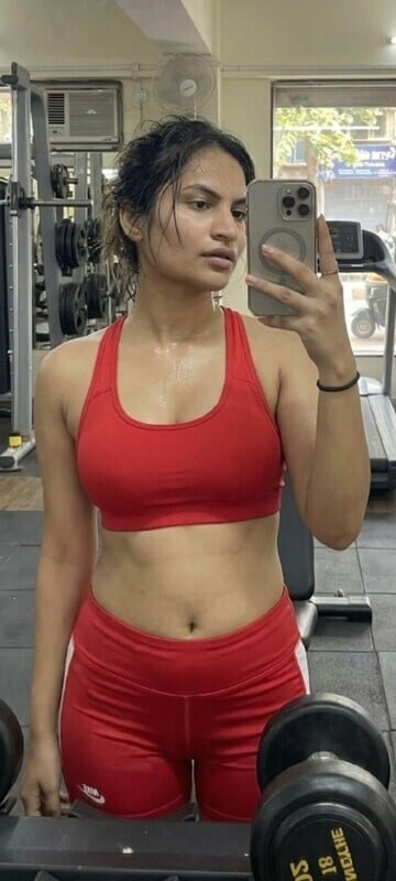 Girl in fitness center shows pussy in selfies