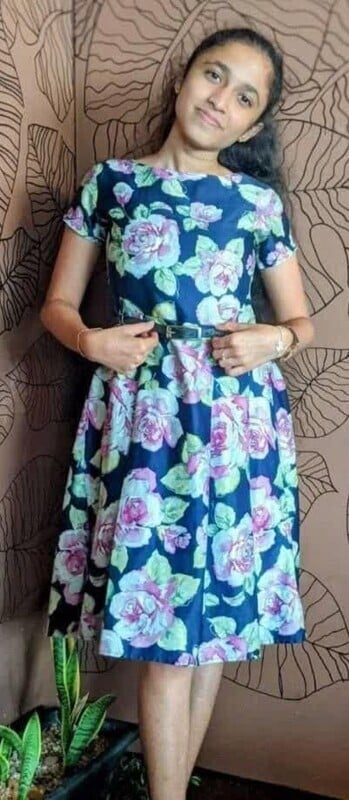 Srilankan Colombo college girl round boobs and ass show