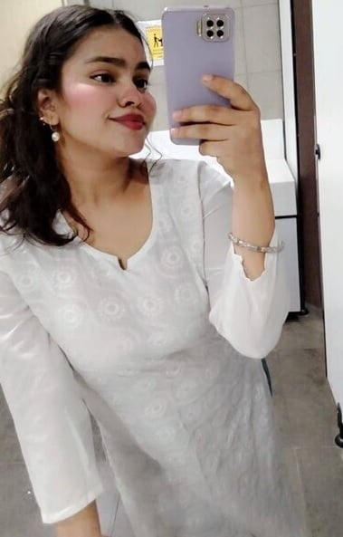 Deep cleavage in bra and topless by beautiful Indian GF